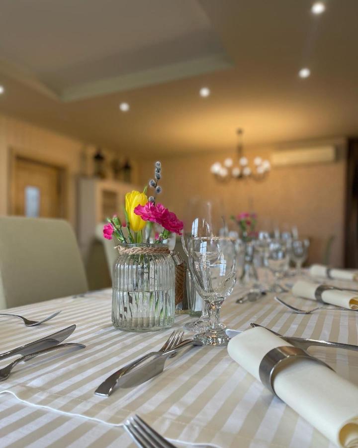 Готель Diva Kacica Restaurant & Pansion Комарно Екстер'єр фото
