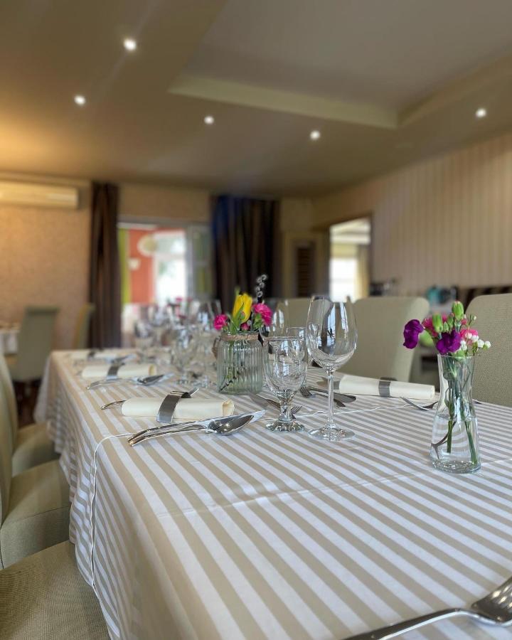 Готель Diva Kacica Restaurant & Pansion Комарно Екстер'єр фото
