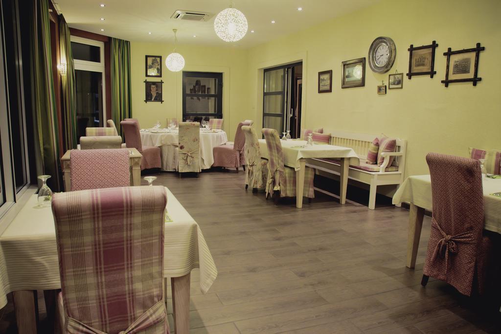 Готель Diva Kacica Restaurant & Pansion Комарно Екстер'єр фото
