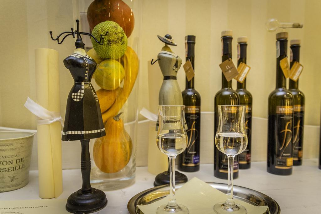Готель Diva Kacica Restaurant & Pansion Комарно Екстер'єр фото